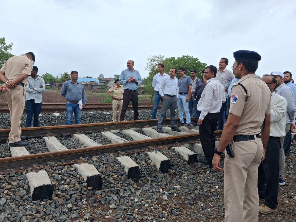 DRM_BVP's tweet photo. आज भावनगर–धोला एवं खिजड़िया–धोला रेलखंड, धोला एवं अमरेली स्टेशन का व्यापक संरक्षा एवं विकास कार्यों का निरीक्षण किया। 

यात्री सुविधाओं, स्वच्छता, सुरक्षा एवं आधारभूत संरचना परियोजनाओं की प्रगति की समीक्षा की तथा कार्यों को गुणवत्ता एवं समयबद्धता के साथ पूर्ण करने के निर्देश दिए। 

अमरेली में माननीय मंत्री श्री कौशिकभाई कांतिभाई वेकरिया एवं माननीय सांसद श्री भरतभाई सुतरिया के साथ क्षेत्रीय रेल विकास पर सार्थक चर्चा हुई। 

हमारा संकल्प है—सुरक्षित, आधुनिक एवं यात्री-केंद्रित रेलवे। 

#IndianRailways #WesternRailway #BhavnagarDivision #RailSafety @WesternRly @RailMinIndia @AshwiniVaishnaw