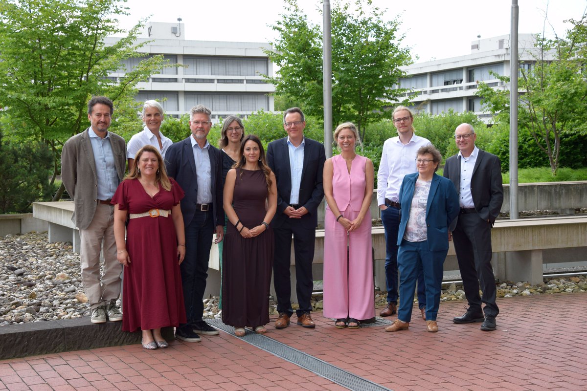 CienciaGob's tweet photo. 🇪🇸🇩🇪 Una delegación de @CienciaGob visita Alemania para compartir experiencias e impulsar la coordinación de estrategias científicas en resiliencia climática tras las inundaciones del valle del Ahr (2021) y la Dana en la Comunitat Valenciana (2024).

https://t.co/EeVzYuY5aF https://t.co/2PGaMHcupd