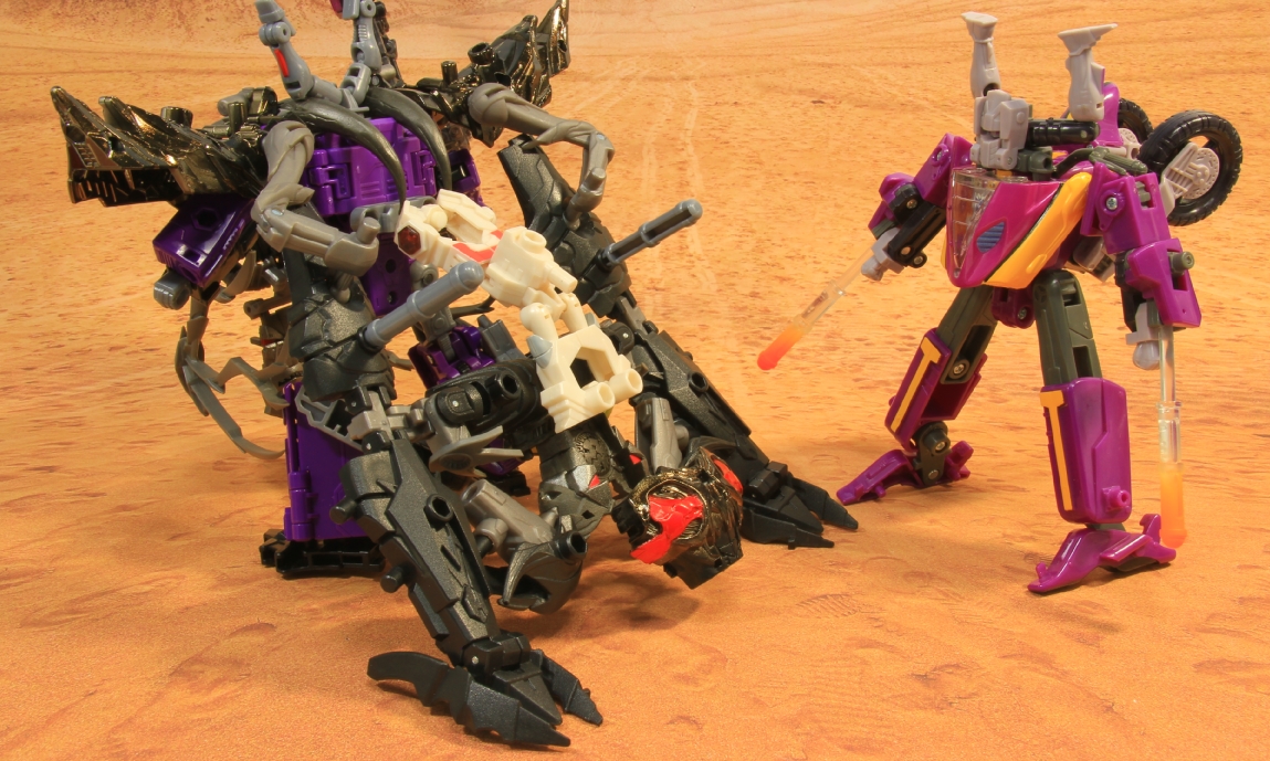 gekirobogun's tweet photo. 「これが別世界のユニクロンの力か！」
トランスフォーマー サイドウェイズ（ダブルフェイス 正体ユニクロン）とガイアユニクロン（画像はナイトメア版）は合体が可能。
別売りアームズマイクロン ラチェットスパナに5mm棒が2本必要なので用意し、差し込んで繋げるだけ。皆もやってみてね(自己責任で) https://t.co/kaky8bcIEh