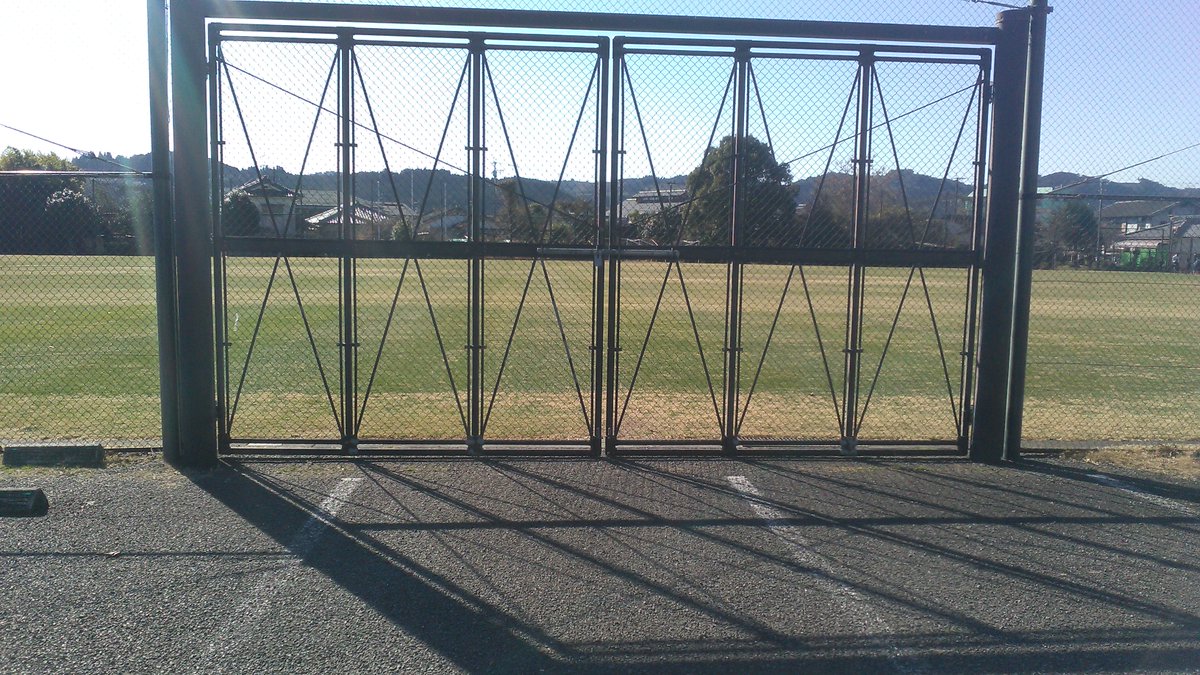 __T__A__'s tweet photo. 全国社会人サッカー選手権大会
綾てるはふれあい広場

《悲報》一般観覧場所は、競技場の中に設けず、駐車場で観戦。
駐車場で観戦って、これ、金網デスマッチじゃないか。
https://t.co/BpCtdwfhos https://t.co/aXmpkVrPye