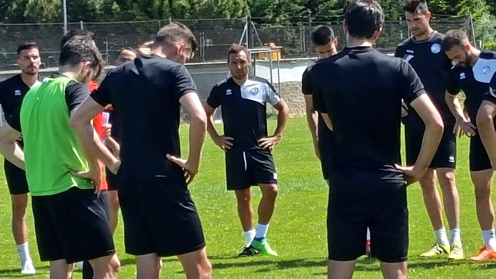 UnionistasCF's tweet photo. ⚽ | Hoy cuelga las botas una leyenda del fútbol. El doble campeón de Europa con la Selección @19SCazorla. 🙌🏼🎩

Nunca olvidaremos aquellos dos entrenamientos que compartió con nosotros vestido de blanquinegro. 🥹

#DeAquíSomosTodos 🫂 https://t.co/PV37Vye0Mo