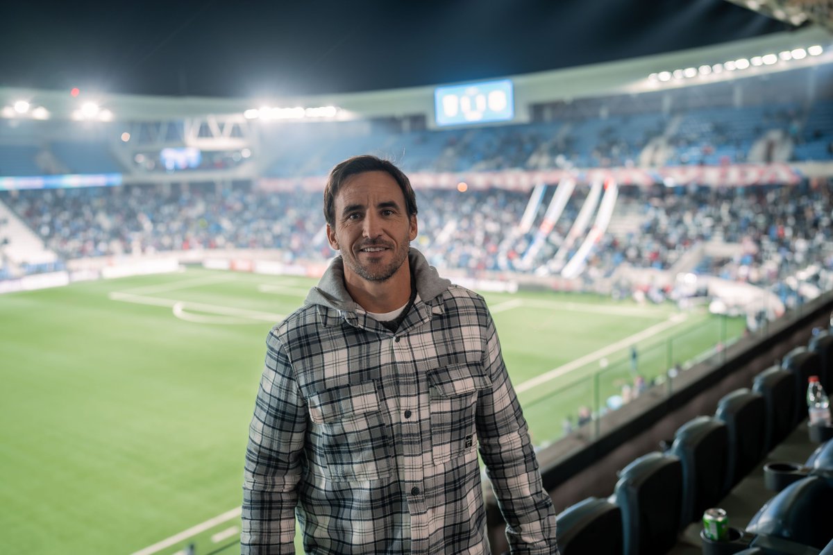 Cruzados's tweet photo. 𝐄𝐒 É𝐋. 🤩

El gran José Pedro Fuenzalida en casa 🤍💙, presente en el último partido de #LosCruzados ante Everton por la Copa Chile.

¡Siempre es bueno verte, Chapa! 🫂 https://t.co/GvF5Y3Jgma