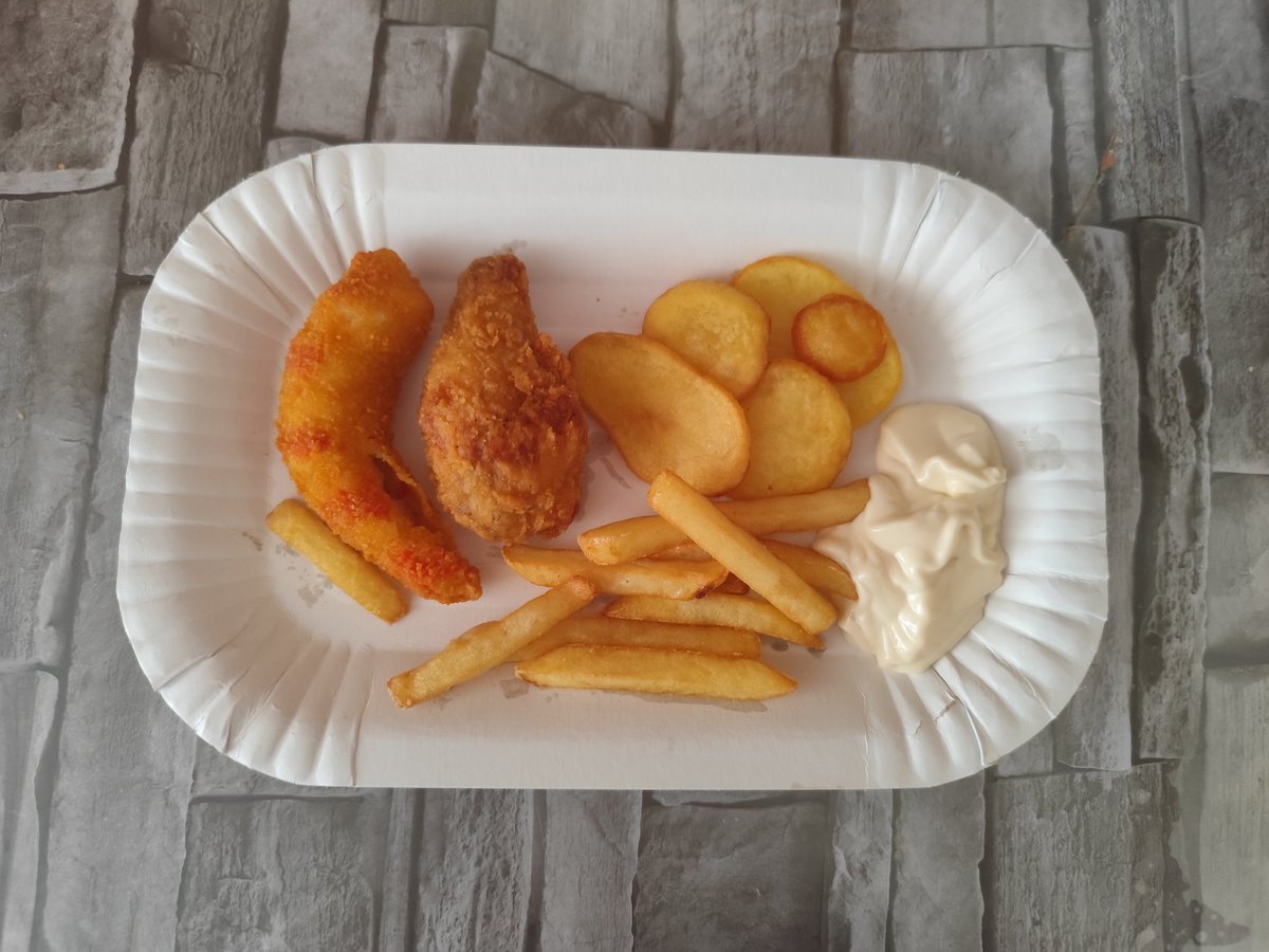 szoszi3331's tweet photo. Fucking this up for lunch as I type. I am so happy.
Kentucky chicken, fried shrimp, fries and chips. I think I would have this as my last meal. https://t.co/N2dDkrZ39n