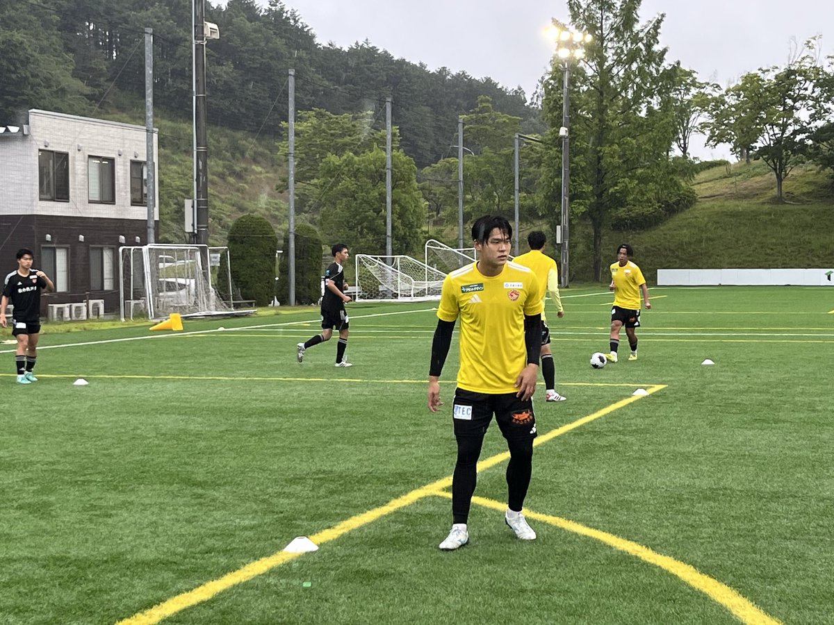 VEGALTA_ACADEMY's tweet photo. 【ユース】
昨日と今日の2日間、ユースOBの中田有祐・永井大義・古屋歩夢が練習に参加してくれました✨
プレーでの違いだけでなく、練習への姿勢や勝負へのこだわりなど、大切なことをユース選手に示してくれました⚽️

ユウ・タイガ・アユムありがとう🙌

#VEGALTA #ベガルタ仙台ユース https://t.co/nYgUaRkeVw