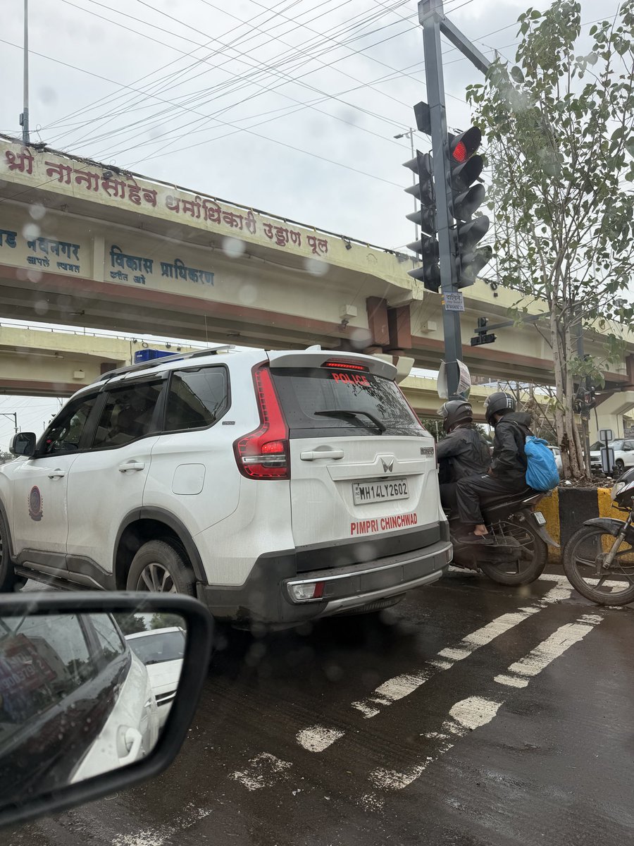 NavinkuMarJPat2's tweet photo. @CPPuneCity @Dev_Fadnavis if police are not following rules how people will follow:
Thats why people in pune and pcmc are so indiscipline, today morning @Kalewadi Phata https://t.co/Ujh9O4wlHA
