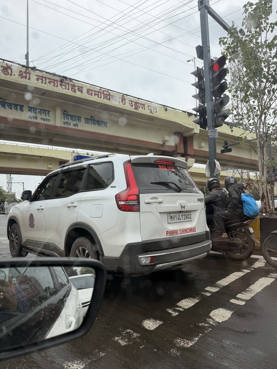 NavinkuMarJPat2's tweet photo. @CPPuneCity @Dev_Fadnavis if police are not following rules how people will follow:
Thats why people in pune and pcmc are so indiscipline, today morning @Kalewadi Phata https://t.co/Ujh9O4wlHA
