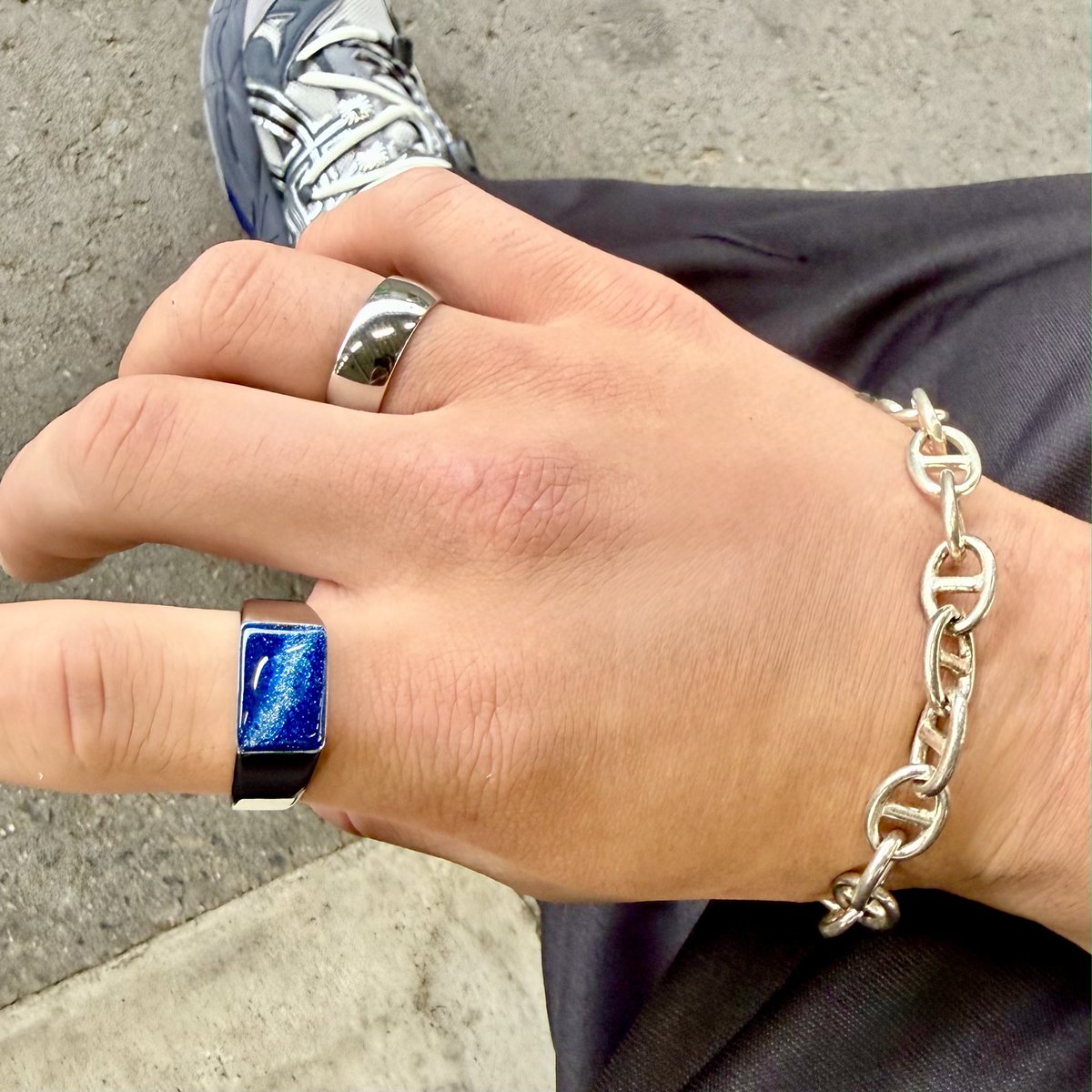 oogantyu's tweet photo. 星空の指輪耐久性とかも問題なさそうなので本格的に指輪の資材探して制作しようと思います💍
いい指輪のパーツあるかなぁ https://t.co/Rfp296hslx