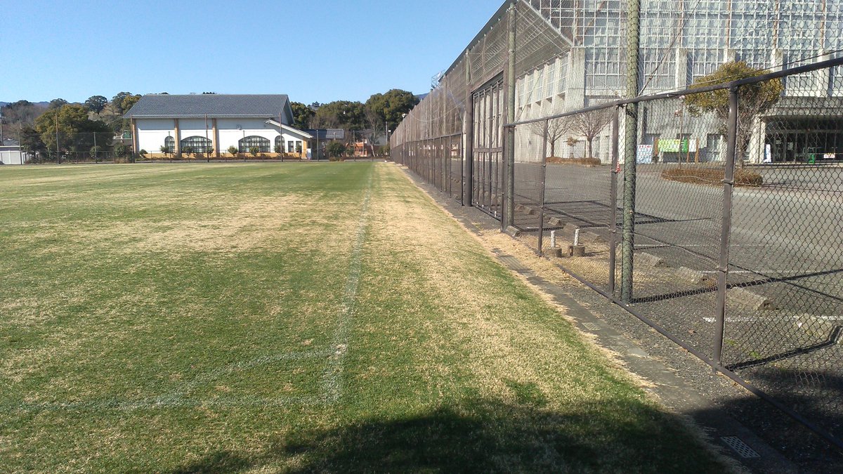 __T__A__'s tweet photo. 全国社会人サッカー選手権大会
綾てるはふれあい広場

《悲報》一般観覧場所は、競技場の中に設けず、駐車場で観戦。
駐車場で観戦って、これ、金網デスマッチじゃないか。
https://t.co/BpCtdwfhos https://t.co/aXmpkVrPye