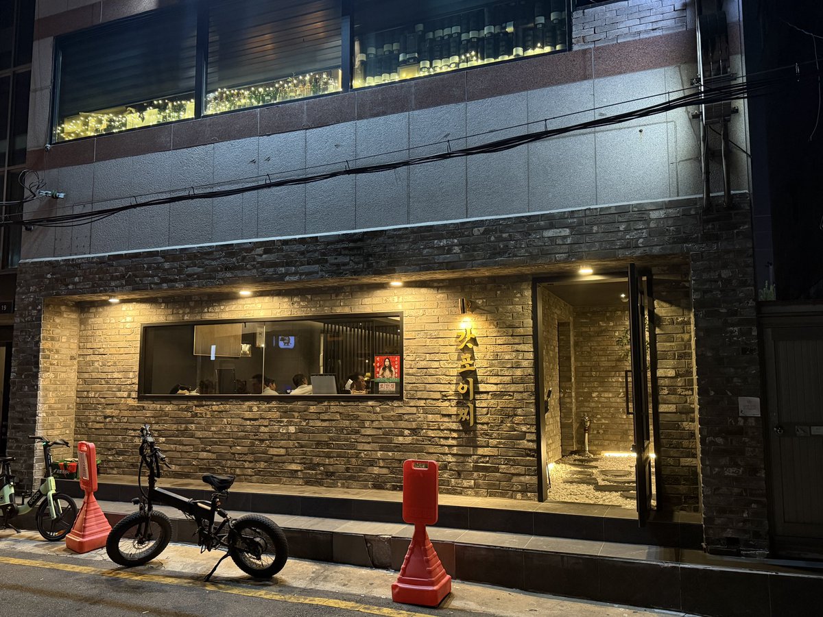 Ritsu0520's tweet photo. 午前の釣りは3時間ほど頑張りましたが、残念ながら結果は出ませんでした。

地方で、あまり人が入らないポイントだと思い込み、トップウォーター中心で攻めたのが失敗だったのかもしれません。

ワームには反応がありましたが、魚が小さすぎたのか、それともブルーギルだったのか、つつくだけで食い込んでくれる魚はいませんでした。

がっかりした気持ちのまま、疲れ切った体を引きずって宿に戻り、シャワーを浴びたらそのまま気絶するように眠ってしまいました。

夕食は、蔚山で最高の割烹――いや、ジャンルを問わず蔚山で一番と評判の「かっぽう一」に来ています。

予約を取るのも簡単ではありませんでしたが、やはり店内は満席に近く、とても忙しそうです。

ひと目見ただけで食材の質の良さが伝わってきて、期待が高まります。

しっかり美味しいものをいただいて、最後のシーバス・ナイトゲームに挑んできます。

今日の徳利は、清酒「緑川」です。
