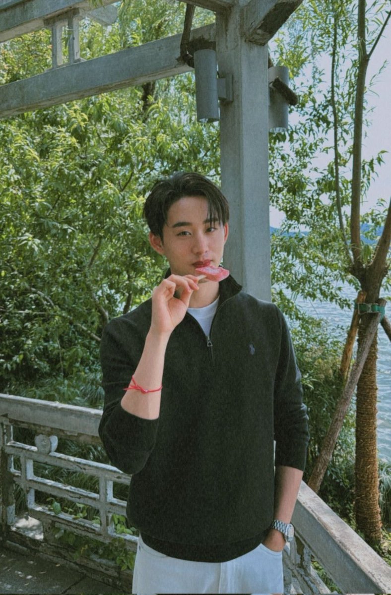 ilyyuchan's tweet photo. te amo est que ama sorvetinhos ☹️🍦🤍 https://t.co/ZrmLMfreRI