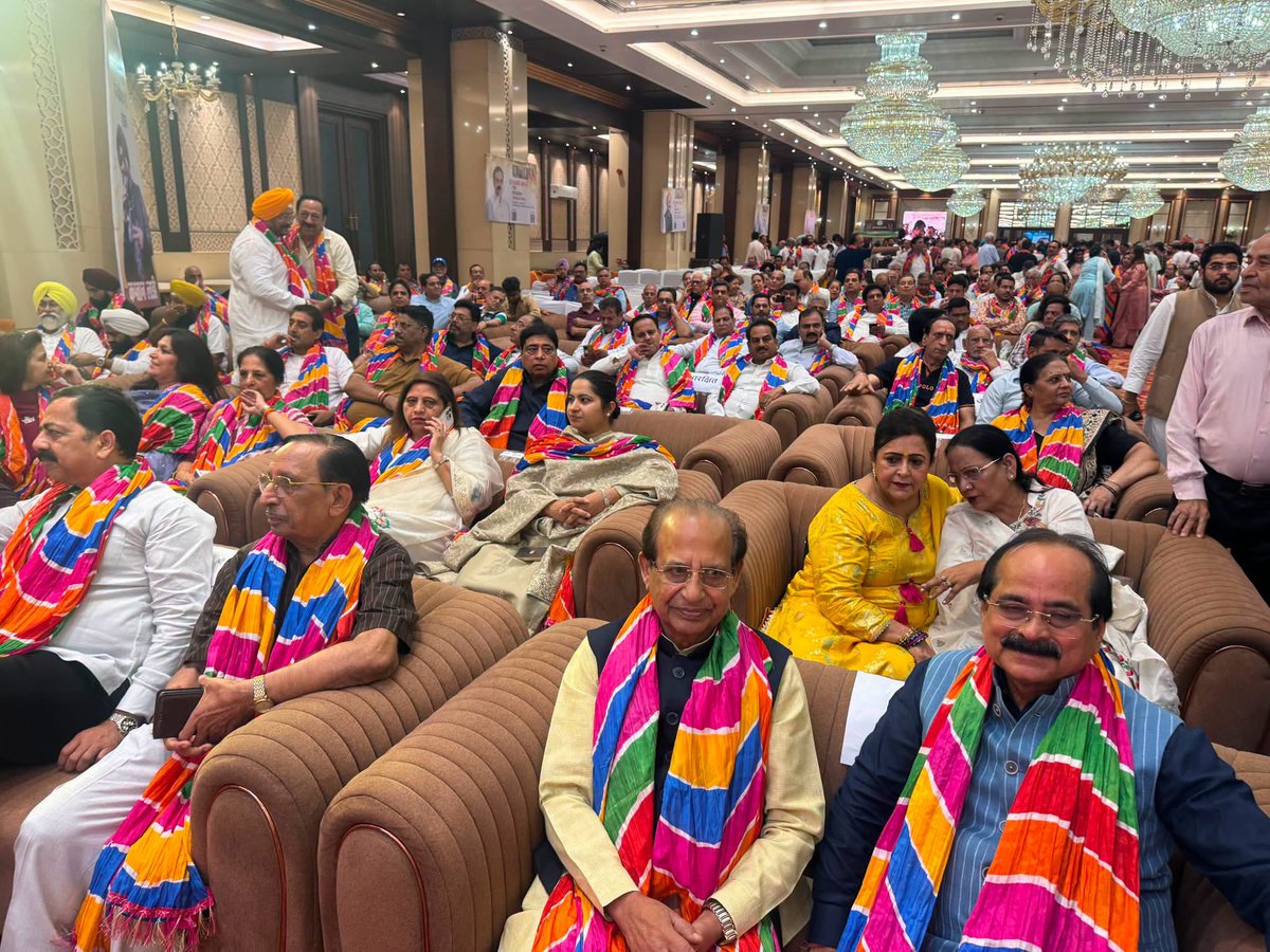 RenuBhalla8's tweet photo. भारतीय जनता पार्टी के माननीय राष्ट्रीय महासचिव एवं नवनिर्वाचित राज्यसभा सांसद तरुण चुग जी के सम्मान में आयोजित “पंजाबी गौरव अभिनंदन समारोह” में सम्मिलित होकर उन्हें हार्दिक बधाई एवं सफल, यशस्वी तथा जनसेवा के प्रति समर्पित संसदीय कार्यकाल के लिए शुभकामनाएँ प्रेषित कीं। https://t.co/8VKw0EkVJi