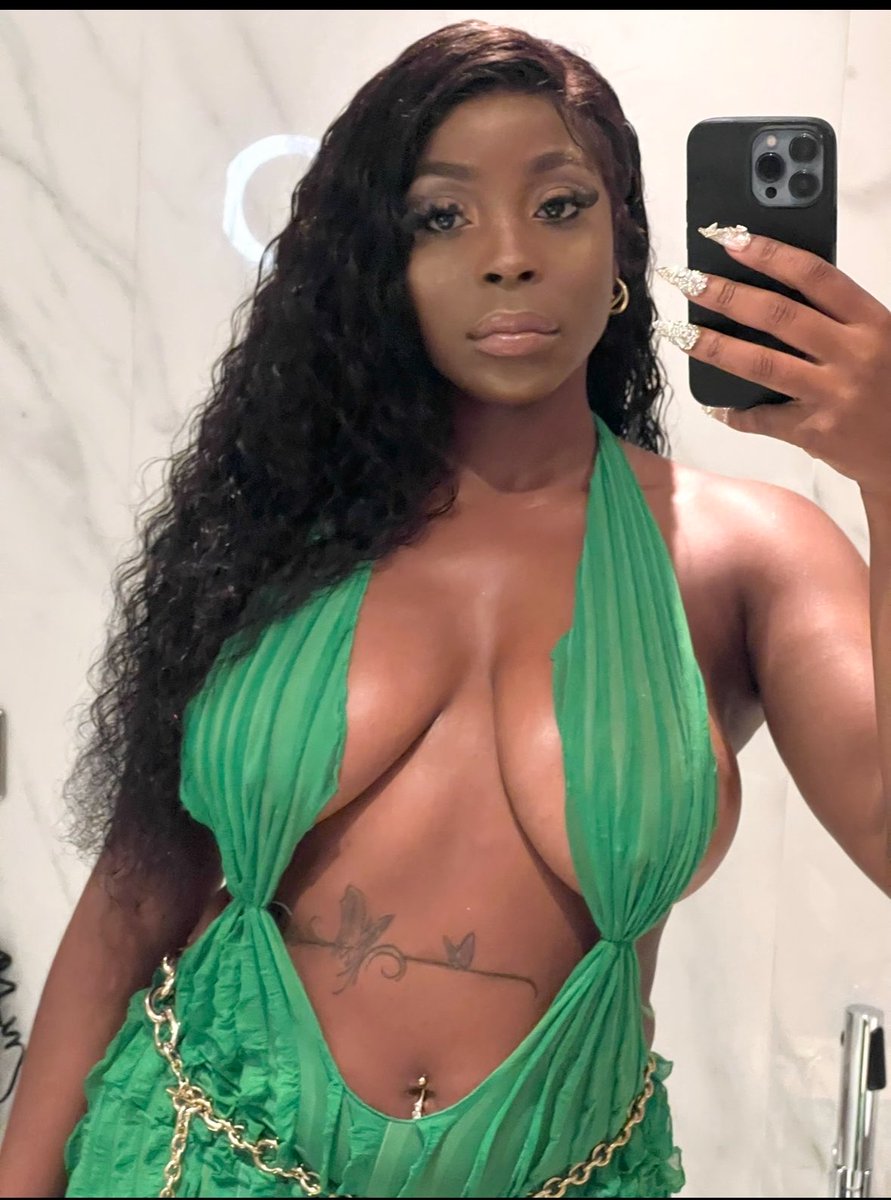 queencgx's tweet photo. Does this colour suit me 💚 https://t.co/w4xeqPD64b