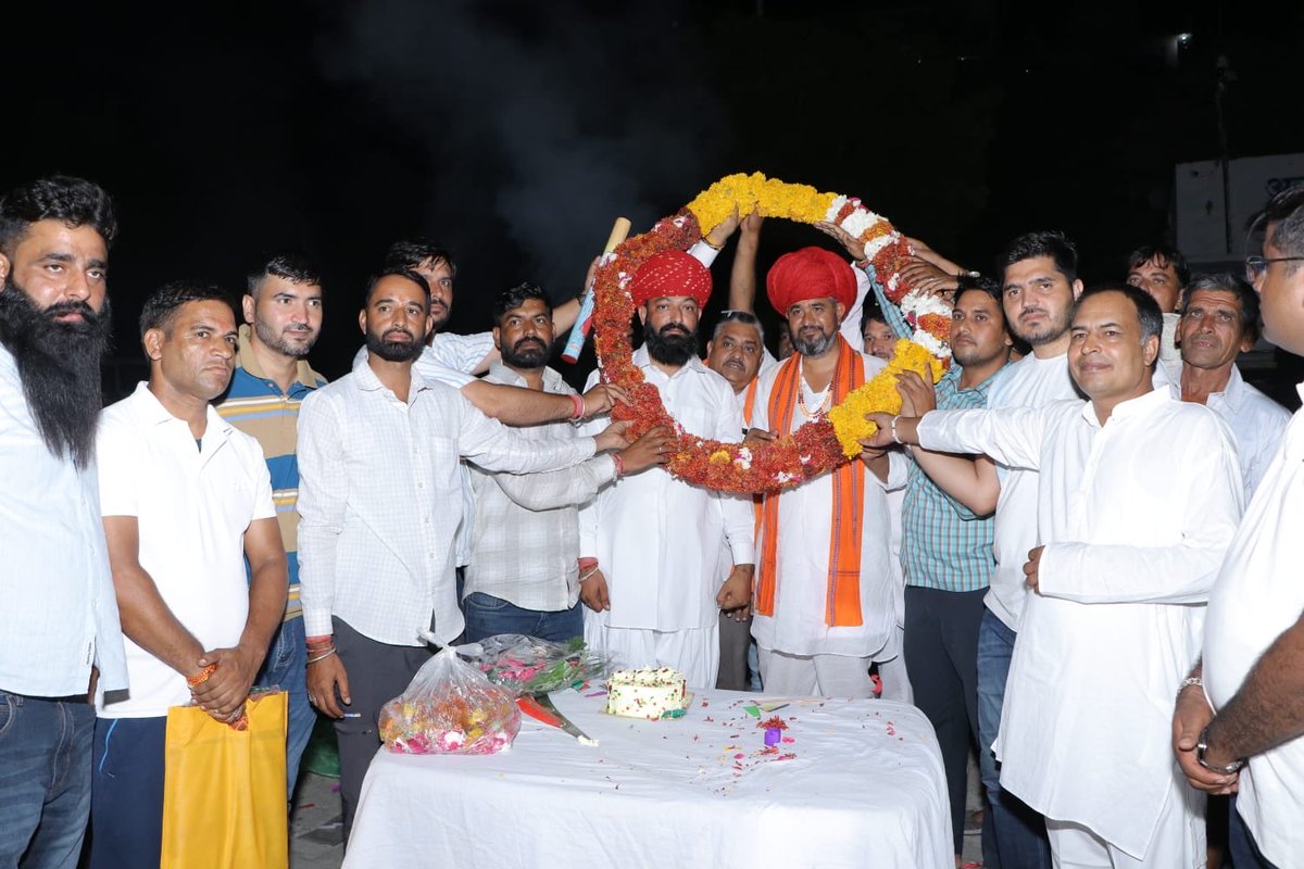 HemrajPoswal968's tweet photo. कल मालासेरी डूंगरी पधारें आप सभी देवभक्तों के स्नेह,अपनत्व के लिए आभार एवं धन्यवाद!

भगवान श्री देवनारायण जी का आशीर्वाद सदैव आप सभी पर बना रहे!

जय जय देव, घर घर देव

जय श्री देवनारायण भगवान जी, जय श्री साढ़ू माता जी, जय श्री मालासेरी डूँगरी,  🙏 https://t.co/Ay4HzMJQDr