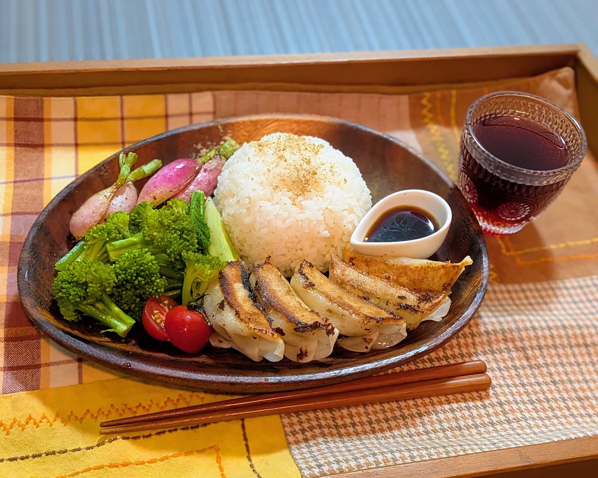 shanti_wave's tweet photo. ヴィーガン餃子(冷凍食品)、小さい大根、ブロッコリー、トマト、ぶどうジュース♪(#^^#)

#ヴィーガン #菜食 #おうちごはん https://t.co/YKwdvSWw7D