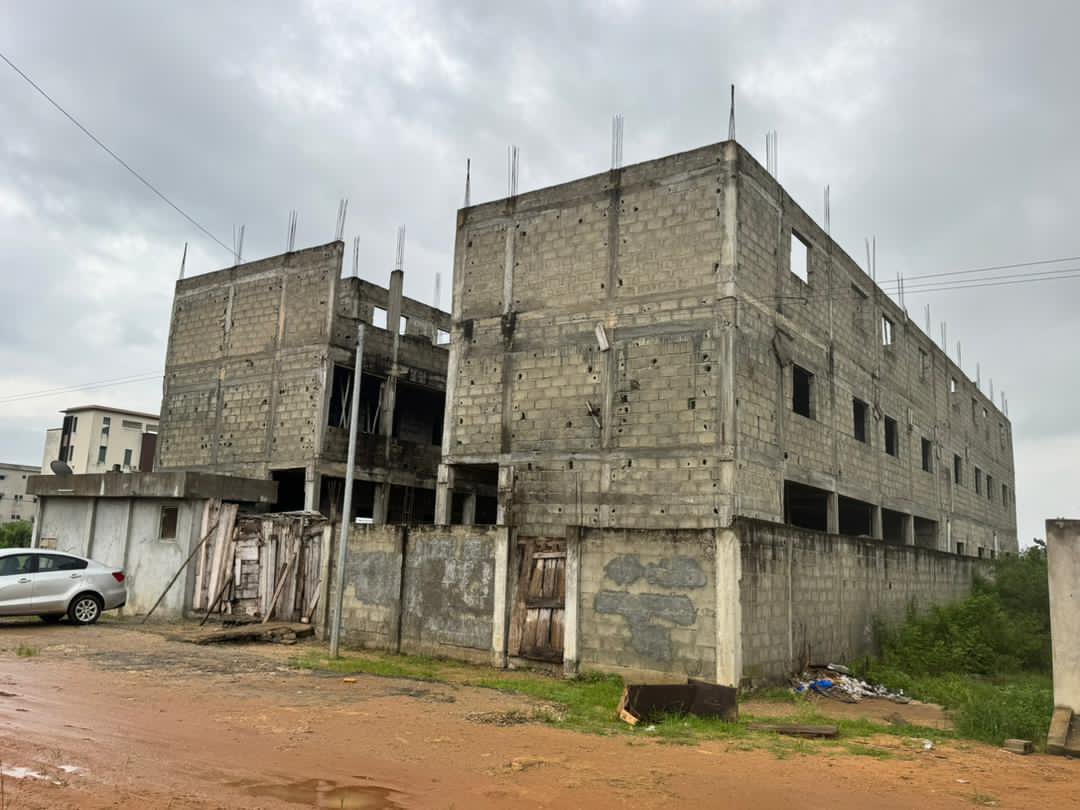 EhimanArnaud's tweet photo. 🏢 À VENDRE – GRAND-BASSAM, MOCKEY VILLE

Opportunité rare d’investissement !

Immeuble R+3 inachevé édifié sur une superficie de 829 m², bénéficiant d’un ACD.

Initialement conçu pour accueillir un établissement scolaire, ce bâtiment offre de nombreuses possibilités de reconversion :
✅ École ou centre de formation
✅ Immeuble de bureaux
✅ Hôtel ou résidence hôtelière
✅ Habitation collective ou résidence de standing

💰 Prix de vente : 190 millions FCFA (à débattre).

Pour toute information complémentaire ou pour organiser une visite, contactez-nous.