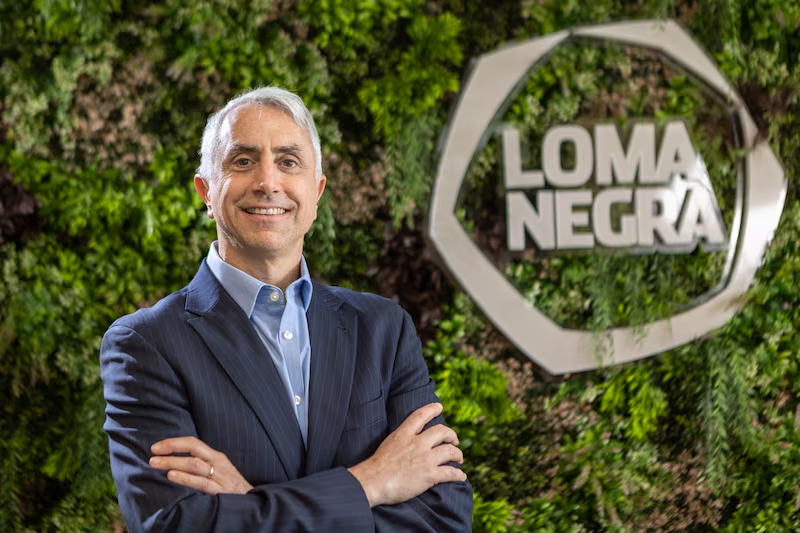 franaldaya's tweet photo. "HOY LOS INVERSORES MIRAN MÁS LO QUE SUCEDE EN ARGENTINA QUE LOS BALANCES", dijo el CEO de $LOMA a @BloombergLineaA 

Feliz de contarles que hoy hace su debut en BloombergLínea @florlen, con esta interesantísima entrevista a Sergio Faifman de Loma Negra.

Lectura rápida
Faifman comentó que "para los inversores, hoy el ZIP Code pesa más que el balance y el negocio". 
"Cuando salimos a Bolsa las preguntas eran sobre Loma Negra y el mercado del cemento. Hoy, casi el 90% de las reuniones con inversores giran alrededor de lo que sucede en Argentina".
Aunque sigue caída la construcción a nivel general, dijo que están "cotizando muchos proyectos importantes de minería, petróleo y gas” vinculados al RIGI.
La compañía opera al 50% de su capacidad tras una caída de más del 20% del mercado desde el récord de 2022.

Pendientes que ve para que repunte la construcción
-"En todo el mundo el crédito hipotecario es uno de los motores de la construcción. En Argentina nunca logramos sostenerlo".
-"Nunca llegamos al segundo paso" en el mercado de hipotecas. 
-"La macro está bastante mejor. Lo que falta es desarrollar un mercado financiero que permita sostener créditos hipotecarios de largo plazo". 

La acción
El ADR de Loma Negra cayó 12,59% en lo que va del año, con un leve alza de 0,62% en los últimos 12 meses. El consenso relevado por Bloomberg sigue mayormente comprador, con cinco recomendaciones de compra y tres de mantener.

Últimos price targets
Itaú BBA Securities: outperform, US$14,00 — 23/06
Citi: buy, US$15,00 — 08/06
Allaria: hold, US$11,70 — 05/06

(+) en BloombergLínea: [https://t.co/niSGcpQwYC]