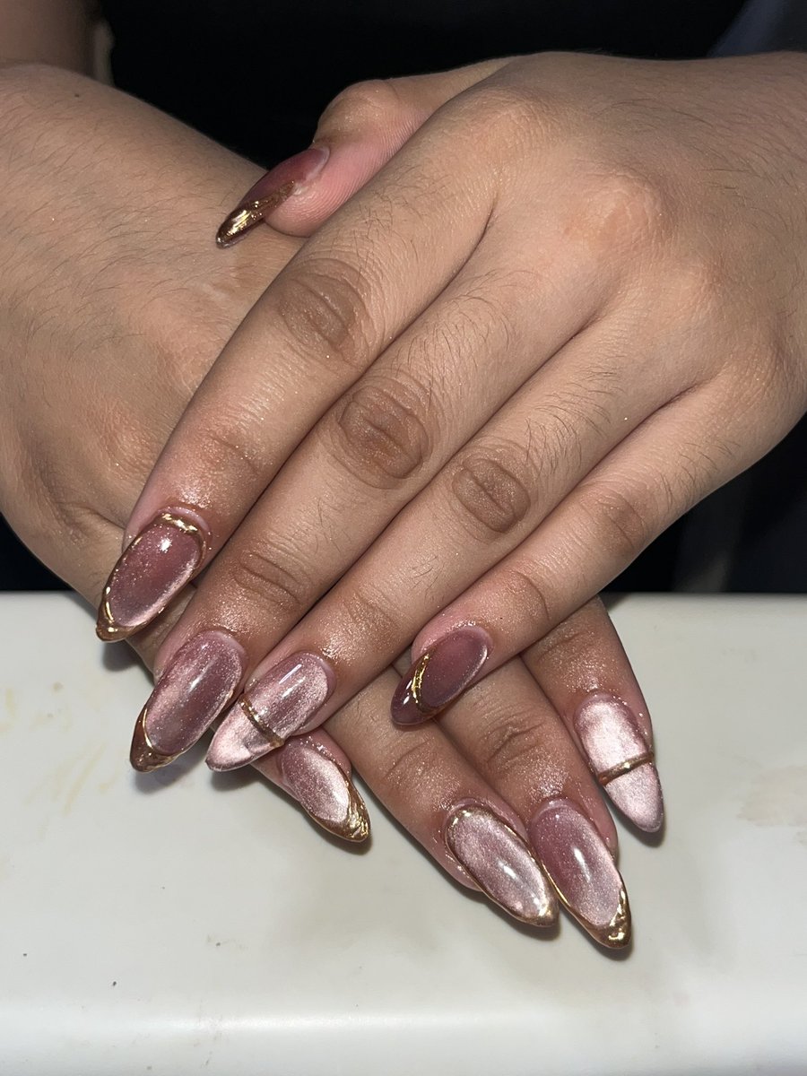 ji7ster's tweet photo. did my friend’s grad nails and i am so happy https://t.co/OfukU2laFc