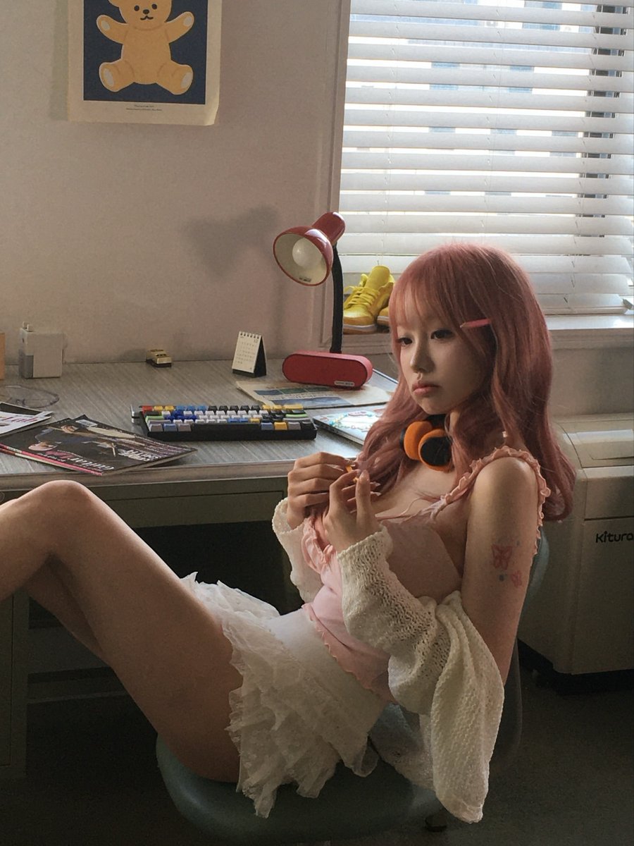 sejiniming's tweet photo. Ditanyain di rumah lagi apa, minh kirim pap foto ming lagi gabut. Nda lama ada yang peluk mingndari belakang, tanganya besar dan langsung meraba bagian tubuh ming.
#seductivebeauty https://t.co/xvB41nEBd8