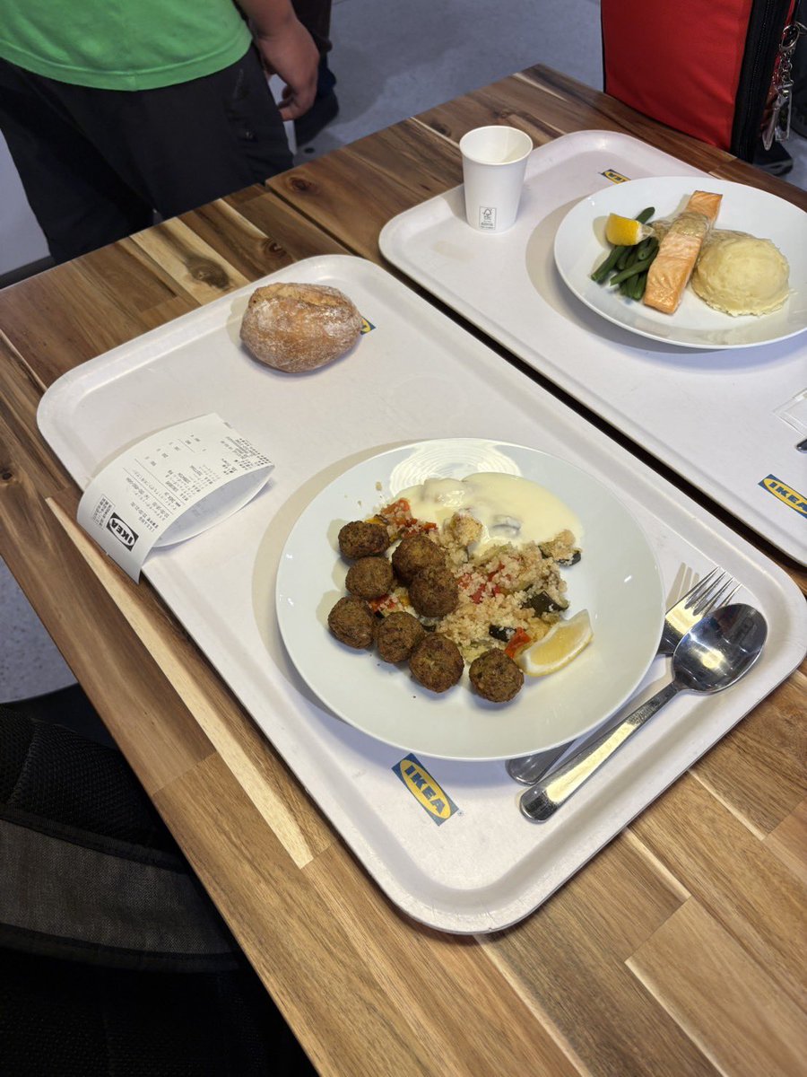 karashi_1125's tweet photo. 【Mr.ＳＫやらかし日記】

ち様。「パンって、このままトレイに置くんだねぇ(   ° ͜ʖ ° )」
空詩「絶対そんなわけないよ…あいつバカかな」

Mr.ＳＫ、謎にパンをトレイの上に直に置いて女達からびっくりされてました。

Mr.ＳＫ「だ、だってパン屋さんではさ」
空詩「ここはパン屋じゃねぇ」 https://t.co/LhFriygP4w