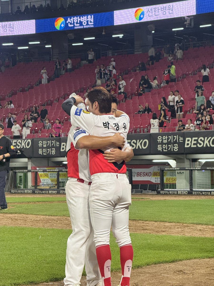 Kiatigers's tweet photo. #event 
박상준에 대한 객관적인 비판? 비평? 바라지 않습니다. 무조건적인 칭찬만 인용으로 남겨주세요!

5분께 태닝하랑이와 키캡키링을 보내드립니다❤️ https://t.co/0ic2BEOX3s