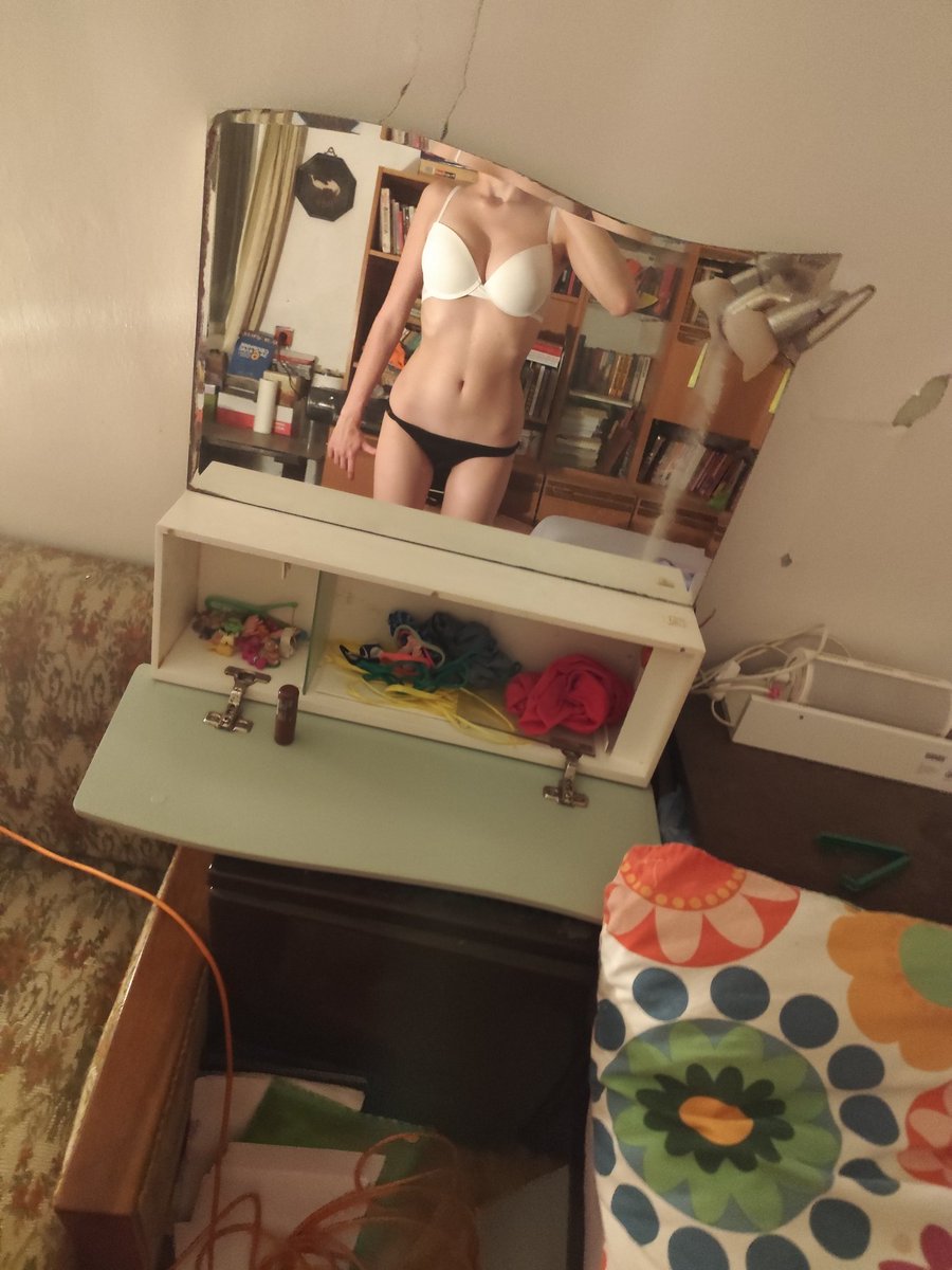 borrowed_warmth's tweet photo. Am I thinspo? #thinspo #thin #skinny #wl https://t.co/XsU7K6eIA2