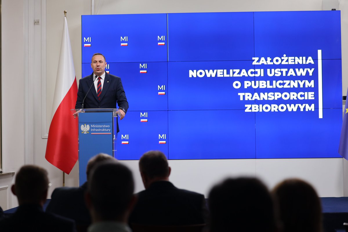 MI_GOV_PL's tweet photo. 🚌Przełom w walce z wykluczeniem komunikacyjnym!

Rozpoczynamy najważniejszą od 16 lat reformę publicznego transportu zbiorowego w Polsce. 

Wiceminister @Stan_Bukowiec przedstawił założenia projektu nowelizacji ustawy o publicznym transporcie zbiorowym, którego pierwsze czytanie odbywa się dziś w Sejmie.

Skala problemu jest ogromna - wykluczenie transportowe nadal dotyka blisko 30% mieszkańców Polski, czyli około 10 mln osób, które mają problem z dojazdem do pracy, szkoły czy lekarza.

Dlatego wprowadzamy ogólnopolski standard dostępności transportu publicznego:
✅ co najmniej 4 pary połączeń w dni robocze,
✅ co najmniej 2 pary połączeń w dni wolne,
między stolicą województwa a siedzibami powiatów oraz między siedzibami powiatów i gmin.

Projekt zakłada też lepsze połączenie autobusów i kolei, rozwój transportu na żądanie oraz cyfrowe rozkłady jazdy dla komfortu pasażerów.

Nadrzędny cel to zapewnienie mieszkańcom realnego dostępu do komunikacji publicznej, niezależnie od tego, czy mieszkają w dużym mieście, małym miasteczku czy na wsi.

Zwiększyliśmy także budżet Funduszu z 800 mln zł w 2023 r. do 1,2 mld zł. To konkretna odpowiedź na potrzeby mieszkańców miejscowości, w których przez lata transport publiczny był zaniedbywany albo całkowicie zanikał.

#WykluczenieKomunikacyjne