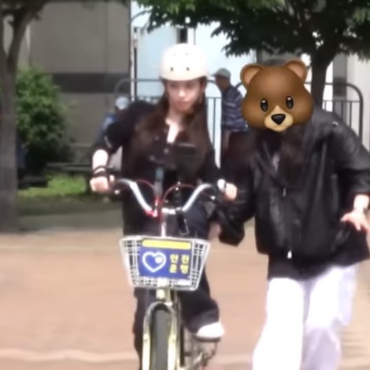 closetoyu_bluu's tweet photo. คุณลุงผู้ฝึกสอนบอกให้หมุนพวกมาลัยเหมือนตอนขี่จักรยาน… 
คุณลุงแน่ใจใช่มั้ยคะ 😥 มันจะบิดทั้งตัวนะ 🤣 https://t.co/VGi2szqUoB