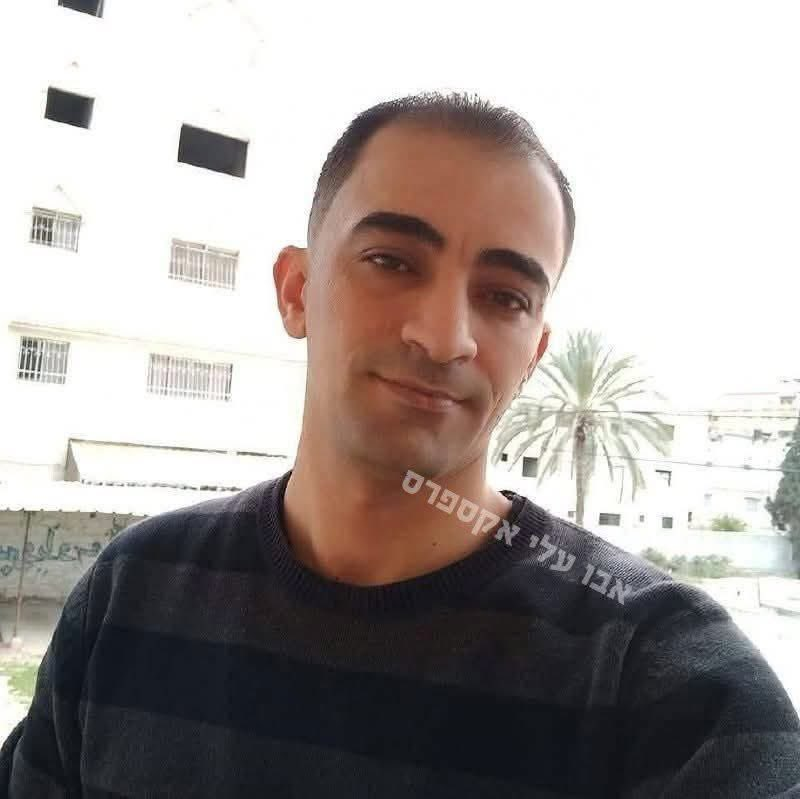 mmustafauzun's tweet photo. Kassam Tugayları Genelkurmay Başkanı İzzeddin Haddad'ı Bildiren Hain Cehenneme Gönderildi

Bu hain, İsrail işbirlikçisi olan Abbas Yönetiminin güvenlik birimlerinin bayrağı altında çalışıyordu. Haddad'ın suikastındaki ajanlığı, İsrailli istihbarat subayıyla konuşurken yakalandığında yaptığı son hareketti. Görüşme 45 dakika sürdü; işgal subayı tutuklamasını bizzat izledi ve konuşmayı dinledi, ama bu haine hiçbir şey sunmadı.  

Komşularının, tuz ve ekmeği paylaştığı komşularının işgal güçleri tarafından öldürülmesine neden oldu; iğrenç eylemi yüzünden işgal füzelerinin komşu ve akrabalarının üzerlerine yağmur gibi yağdığını gördü. 

Sonra, kendisinin ihbar ettiği kişilere taziye için gitti ve şehitlerin yakınlarından taziyede aranan birini görünce onu da ihbar edip taziye evinden ayrıldı; aranan kişi anında bombalandı. Bu iğrenç herif komşularını, hatta akrabalarını ihbar etti ve onları paramparça olmuş cesetler halinde gördü. 

Bu hain, ihbar ettiği kişilerin hemen yanı başında yaşıyordu ve her gün, onun pisliği yüzünden yetim ve yoksul kalmış çocuklarını görüyordu. Bu dönek, utançtan veya kaçınılmaz kaderinden kurtulacağını sanıyordu... 

Nihayet direniş tarafından yakalandı ve cehenneme yolcu edildi.