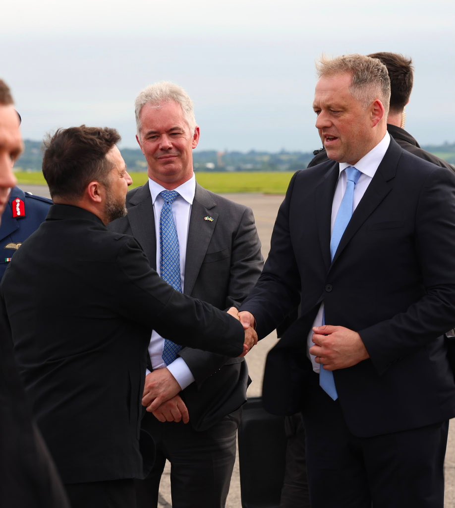 ThomasByrneTD's tweet photo. I was proud to represent the Irish Government as President Zelensky, departed Dublin yesterday.

The Irish EU Presidency will support Ukraine, in its fight against Russia’s illegal war, and on its EU path. Russia again showed its utter brutality and inhumanity last night.  

Ireland will stand with Ukraine, for however long it takes 🇮🇪🇪🇺🤝🇺🇦

Special thanks to @GardaTraffic and @defenceforces for all their work.
