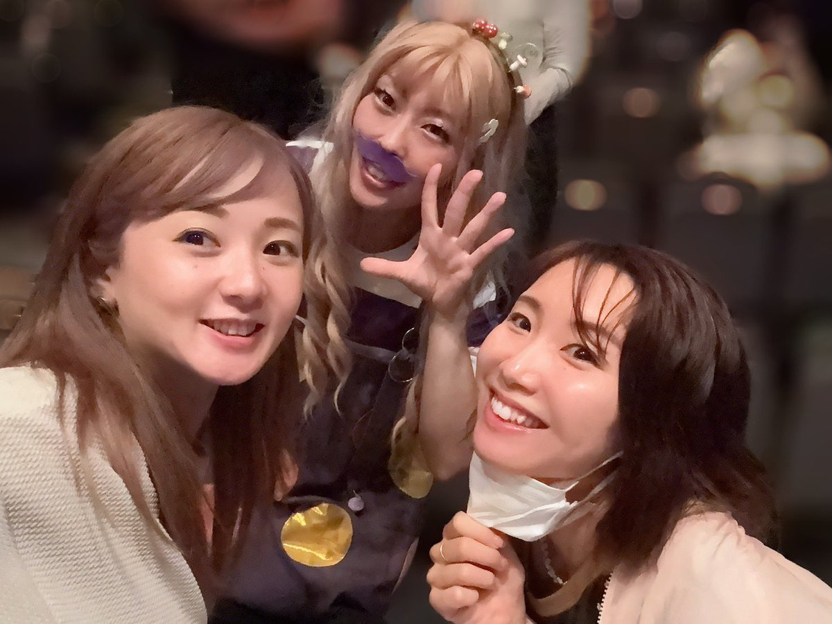 maiko_kanai's tweet photo. 私が2018年、骸ストに初めて出た『猿鬼伝』の時出逢ってから、ずぅっと仲良しのれぇれぇとshaoちゃんが見に来てくれました❣️
数ヶ月に一度のペースでホームパーティー🏠してます😘🥘✨✨

昼公演のあと、束の間ですがちょっとご飯いけました✌️
8年経っても仲良しです✨✨
骸ストのご縁に感謝感謝です! https://t.co/ia2Xg65oC2