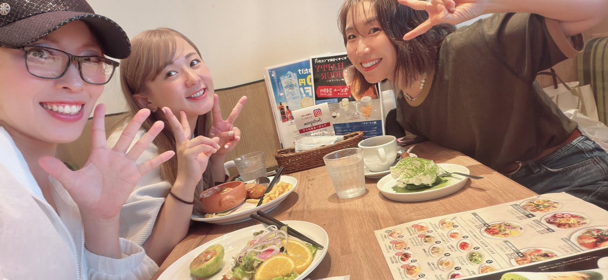 maiko_kanai's tweet photo. 私が2018年、骸ストに初めて出た『猿鬼伝』の時出逢ってから、ずぅっと仲良しのれぇれぇとshaoちゃんが見に来てくれました❣️
数ヶ月に一度のペースでホームパーティー🏠してます😘🥘✨✨

昼公演のあと、束の間ですがちょっとご飯いけました✌️
8年経っても仲良しです✨✨
骸ストのご縁に感謝感謝です! https://t.co/ia2Xg65oC2