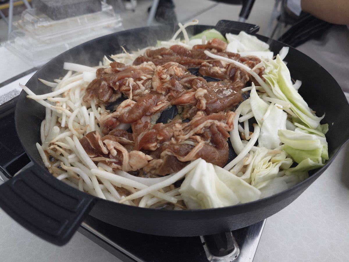 yakyusumo's tweet photo. 今日は札幌在住の高校の同級生と観戦してたんだけど、途中でトイレ行って戻ってきて「連続ホームラン、ヤフーニュースになってたよ！」って楽しそうに言ってて喜んでもらえて何より…😇ってなった
あと球場でジンギスカン食べて楽しかったです https://t.co/5SX8yftLro
