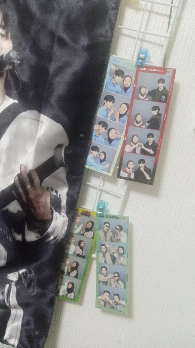 arbae1003's tweet photo. Transaksi gelap yang haya menghasilkan 1-2 strip foto. Hasilnya sih baguss, tapi gue kalo jadi orang yg mantau CCTV di photoism juga geleng" kepala gasihhh saking seringnya ngeliat org foto tanpa pasangan tapi posenya seakan" ada pasangannya, ISTIGFAR KATA GUE MAH!!

*Ini baru 4 https://t.co/aF2cYtJZpP