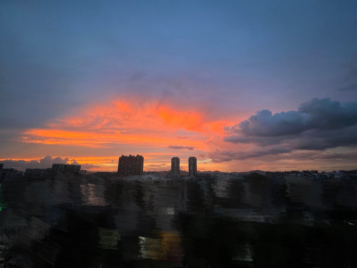 RomaHolmes's tweet photo. Campus Photography Club's sunset shooting walk this Sat at 5PM by the lake! Bring your camera, meet fellow shutterbugs and grab a free polaroid! Sign up via the club group chat now https://t.co/Qzh9cuChHP