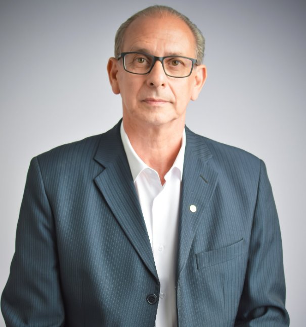 republiqueBRA's tweet photo. 🎖️ 🌟 Aroldo Medina, anunciado por Renan Santos como vice em sua chapa, presenteou o presidenciável com a Medalha Estrela de Reconhecimento por Ato de Bravura, honraria recebida em 2015 após negociar a libertação de uma refém usada como escudo humano; na ocasião, arriscou a própria vida ao se oferecer para ocupar o lugar da vítima, ficando com uma arma apontada para a cabeça, até convencer o criminoso a libertá-la e, ao final, a se entregar.