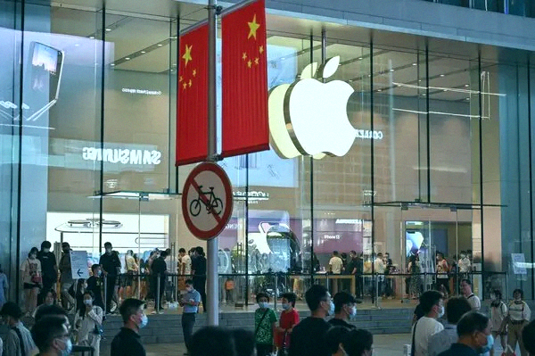 TweetHerSummiee's tweet photo. Apple's in talks to buy memory chips from two Chinese semiconductor firms that are on a Pentagon blacklist 🇨🇳. They're looking to ease the global memory crunch, according to Bloomberg. https://t.co/uIfNoctmCI