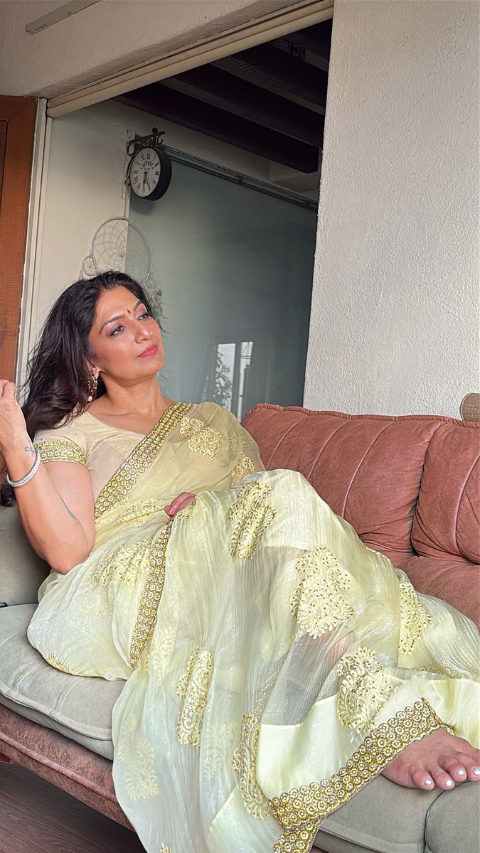 aartiinaagpal's tweet photo. Akhri ishq, pehli mohbbat se gehra,
Tere hone se na hone mein thehra ..
Tujhe dekhne ki zarurat nahi
Tuhi meri rom rom mein..
Teri hi hoo mein..
Sahar ho ya raat ka pehra 🪷
- Aartii Naagpal

Dedicated to my divine “ Dada” 🪷

#loveyou #shyam #dada #aartiiinsaree #merikalamse
@akseksehar #SundayBlessings