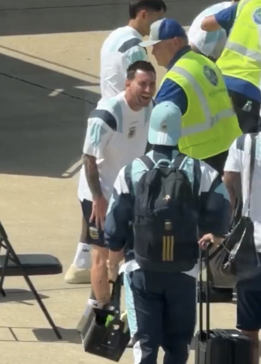 therealbuni's tweet photo. Al cuti romero casi lo detiene la policia aeroportuaria por llevar un encendedor magiclick en la valija y messi se cagaba de risa kjj https://t.co/jsXToHD5D3