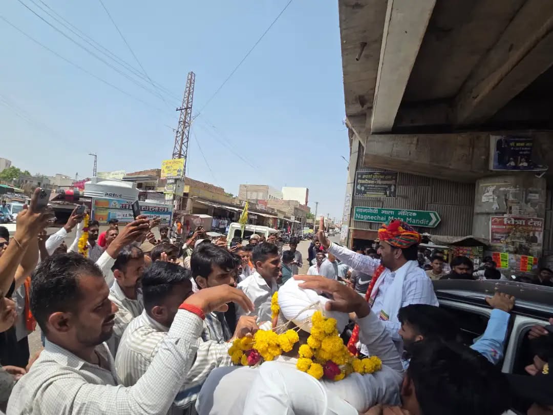 RLPINDIAorg's tweet photo. आज जोधपुर से बाड़मेर जाते समय डोली व कल्याणपुर में स्थानीय नागरिकों व RLP परिवार के सदस्यों ने पार्टी  सुप्रीमों व नागौर सांसद श्री हनुमान बेनीवाल जी का भव्य स्वागत किया |
@hanumanbeniwal https://t.co/XUMuxscAYj