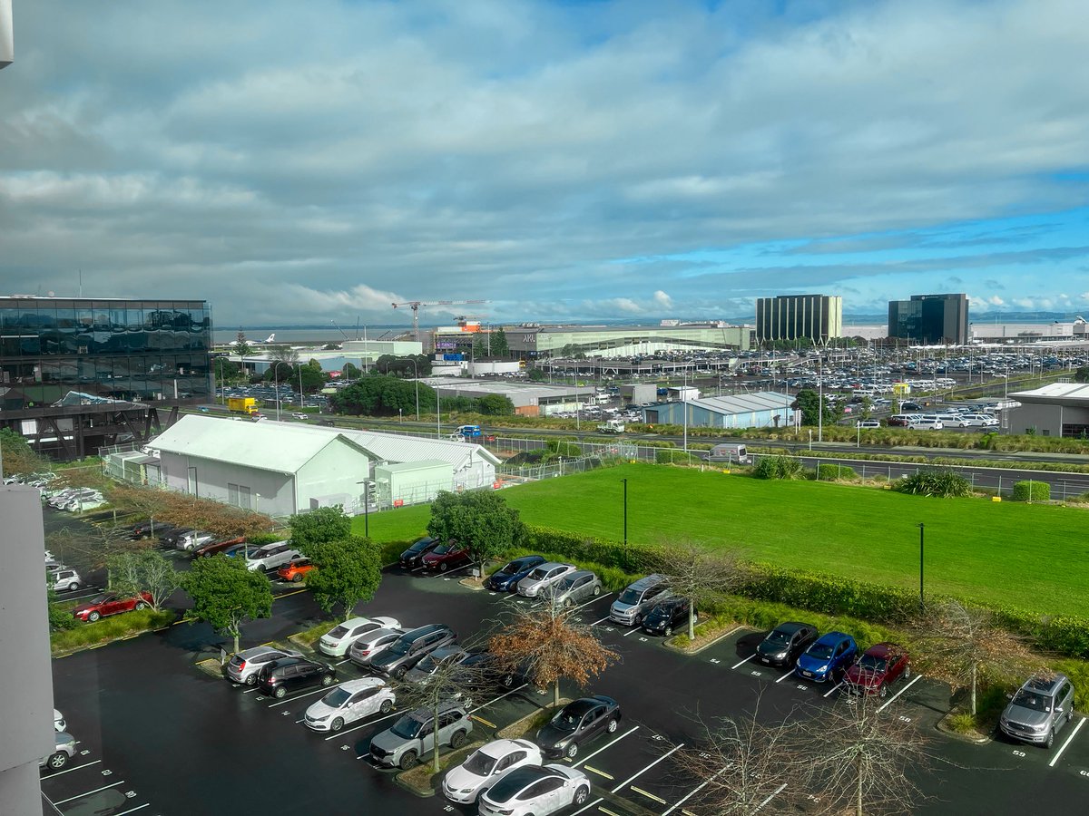 af_ect_on's tweet photo. 翌朝にはもう帰国便に乗るから、オークランドの宿は窓から空港が見えるibis budget Auckland Airport
フロントのニキ曰く、部屋はアップグレードしてあるよ！とのこと。最後のサクッと1泊がこの旅で一番広い部屋というオチは健在だった。笑

#ぼんかな星見のNZ旅 https://t.co/jCQtnzDs5L