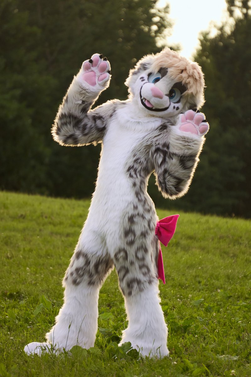 sillysnep's tweet photo. A little bit of #pixelstretch trend! 😳
I look so funny in glasses >:3
#furry #fursuit #fursuitfriday https://t.co/aSDUHHPImC