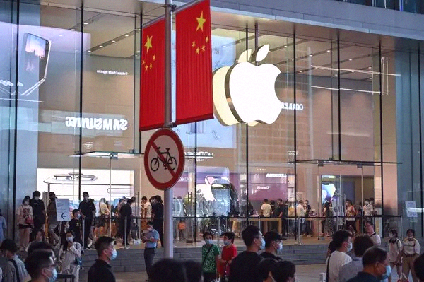 tanilopzo's tweet photo. Apple's working on a deal to buy memory chips from two Chinese chipmakers, even though they're on a Pentagon blacklist. They're trying to dodge the global chip shortage holding everything up. 📉🔧 #Apple #ChipShortage https://t.co/SMW7un3nSR