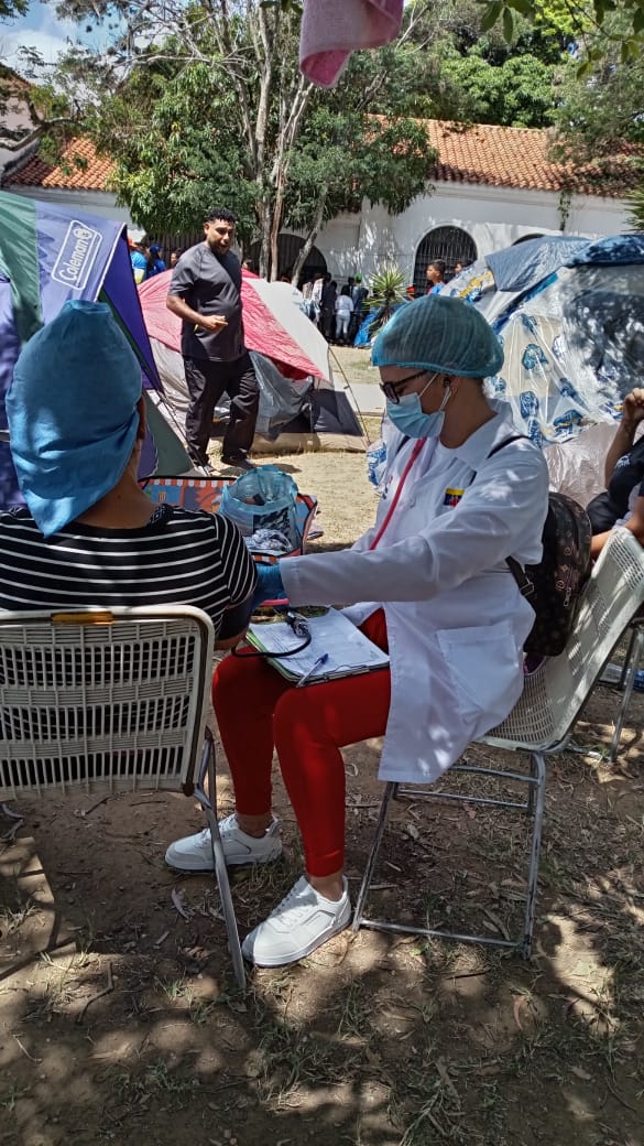 cubacooperaven's tweet photo. Solidaridad que no descansa. 🩺🇨🇺 Desde el CDI Fuerte Tiuna hasta Gato Negro y el CDI Sefar, nuestra brigada médica se mantiene en terreno, brindando atención integral y esperanza al pueblo venezolano en momentos difíciles. ¡Estamos y estaremos siempre a su lado! 🇻🇪#CubaPorLaVida https://t.co/vaGhRHnGMx