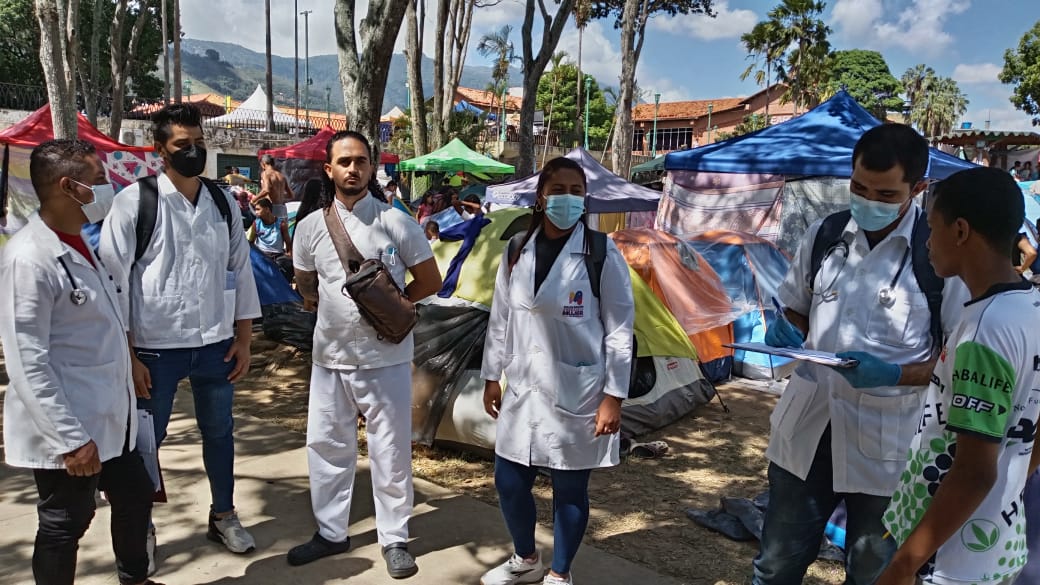 cubacooperaven's tweet photo. Solidaridad que no descansa. 🩺🇨🇺 Desde el CDI Fuerte Tiuna hasta Gato Negro y el CDI Sefar, nuestra brigada médica se mantiene en terreno, brindando atención integral y esperanza al pueblo venezolano en momentos difíciles. ¡Estamos y estaremos siempre a su lado! 🇻🇪#CubaPorLaVida https://t.co/vaGhRHnGMx