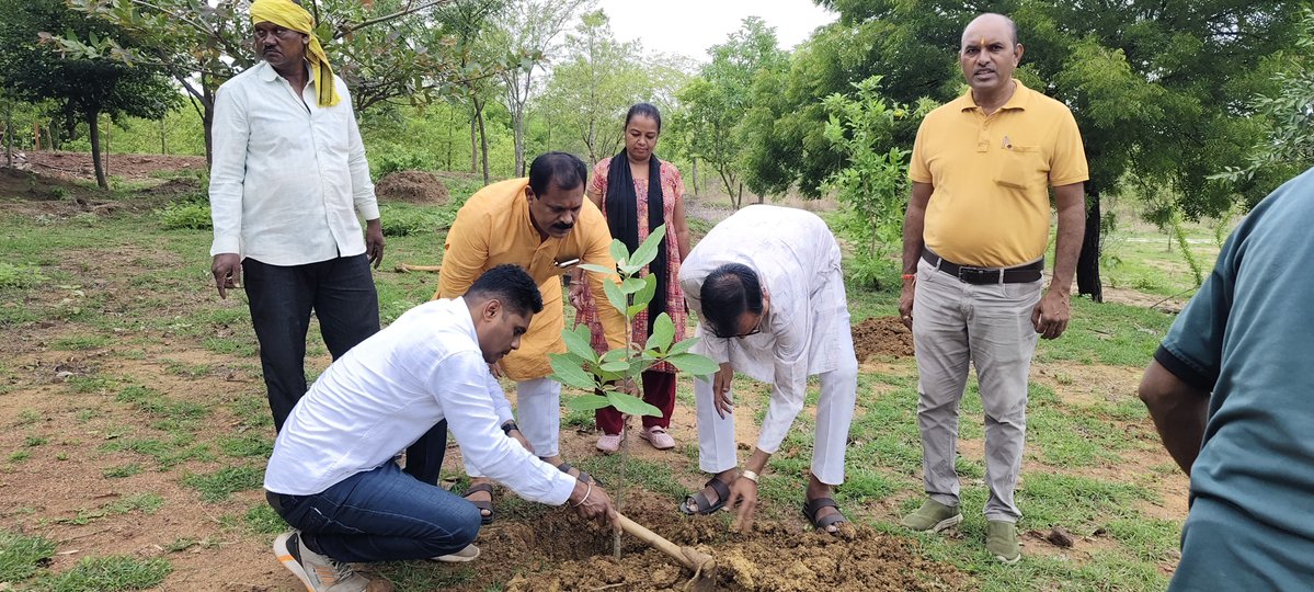 HarishJsharma2's tweet photo. 🌳 **"एक पेड माँ के नाम"** अभियानांतर्गत आज बल्लारपूर येथे वृक्षारोपण करून पर्यावरण संवर्धनाचा संकल्प दृढ केला.
चला, हरित भारताच्या निर्मितीसाठी प्रत्येकाने किमान एक वृक्ष लावूया! 🌱🇮🇳
#EkPedMaaKeNaam #12YearsOfModiGovernment #HaritBharat #ViksitBharat #Ballarpur #Chandrapur https://t.co/kzhhD0uIkf