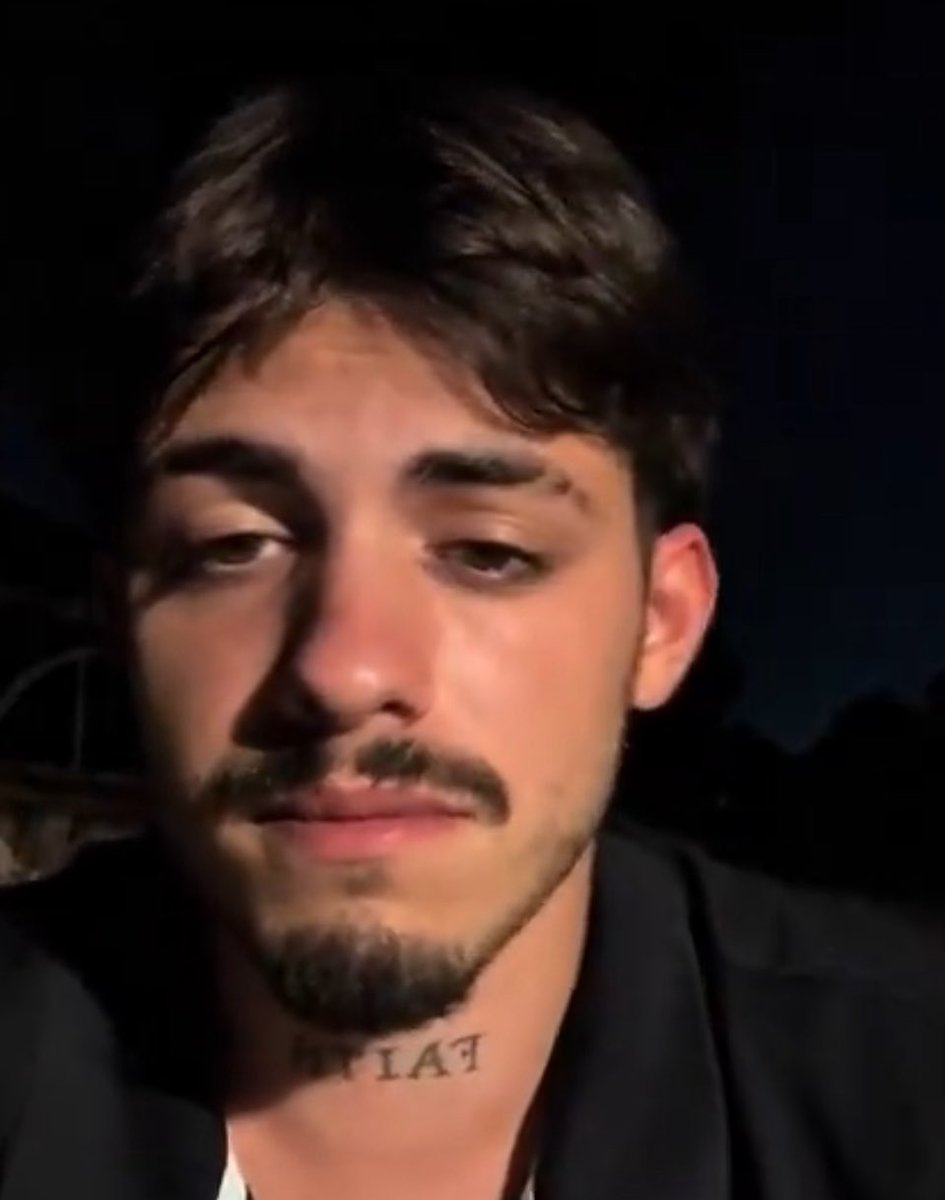 Uricarp91218's tweet photo. A este pibe la ex novia le pegaba, le hacia videollamadas con un cuchillo en la panza diciendo que se iba a ir con su bebé, lo insultaba y manipulaba. Pero me quieren hacer creer que la victima es ella por el irse de viaje con ella embarazada cuando fue una decisión de los dos?? https://t.co/keR9TBlPI9