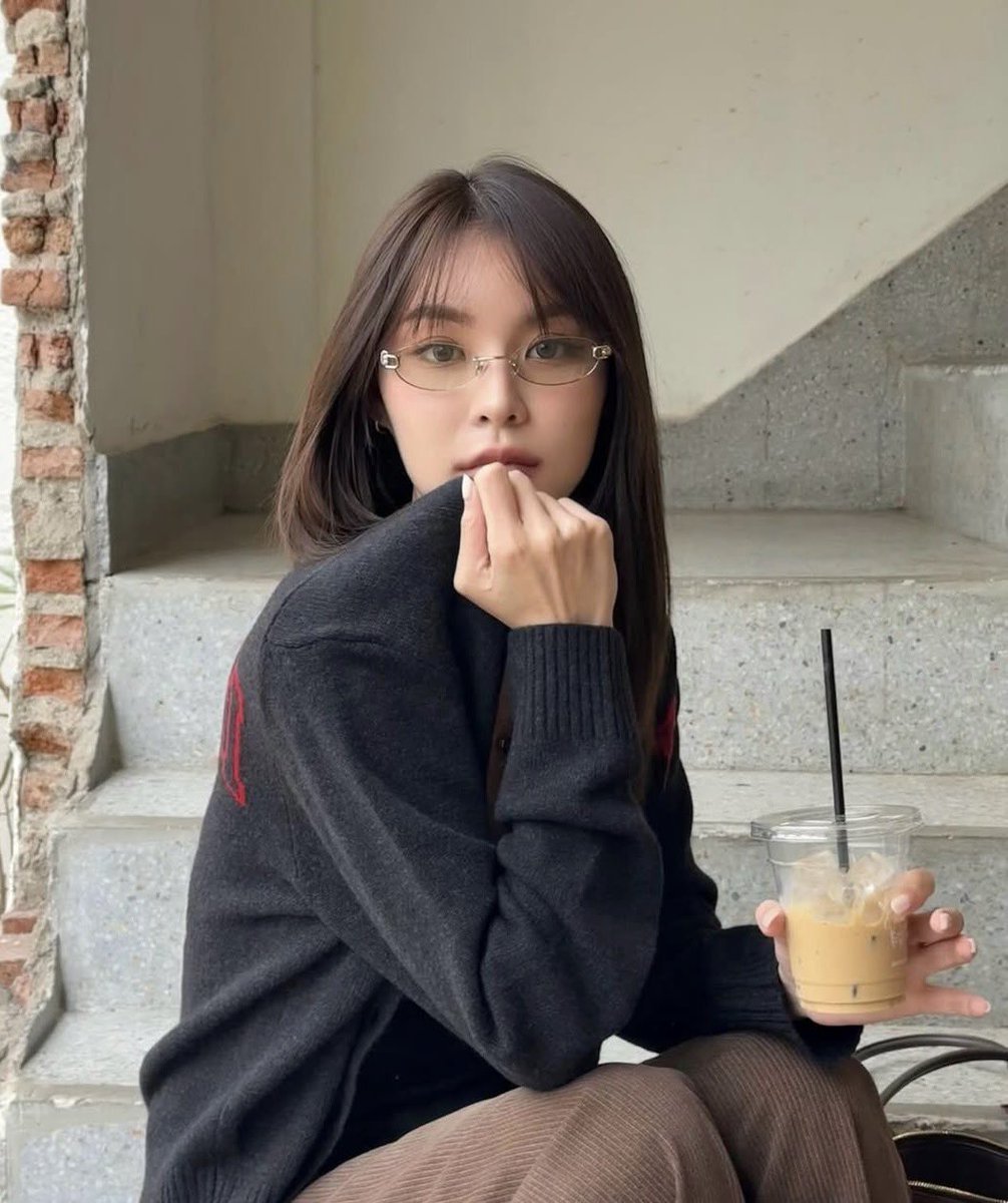 ffxnch_bp's tweet photo. With Bangs                          Without Bangs https://t.co/68XRbm5YjH