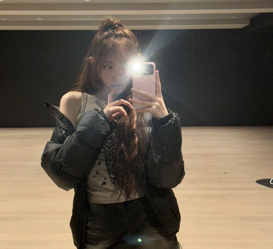 pyecher's tweet photo. youngseo mirror selfie https://t.co/RHdaNl8E3V