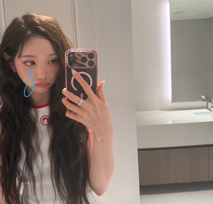pyecher's tweet photo. youngseo mirror selfie https://t.co/RHdaNl8E3V
