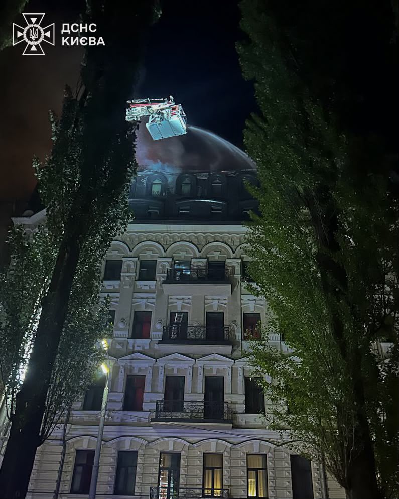 oorlog_monitor's tweet photo. Terwijl Rusland doorgaat met terroristische aanvallen op hotels, ziekenhuizen, burgers (die ze wilden bevrijden van het "Oekraïense nazi regime" dat hun eigen burgers zou beschieten, wat ook Rusland bleek te zijn), wat militair gezien niks helpt, richt Oekraïne zich op militaire fabrieken, olieraffinaderijen en de militaire logistiek van Rusland waarvan we direct de gevolgen zien voor zowel de Russische econonische situatie, als de Russische politieke situatie als de directe gevolgen aan de frontlinie.

Dat is het verschil en de reden waarom Oekraïne deze oorlog gaat winnen. 

#SlavaUkraïni